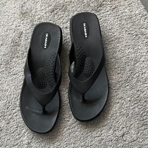 Okabashi Black Slip-On Comfort Flip Flops. Womens size L